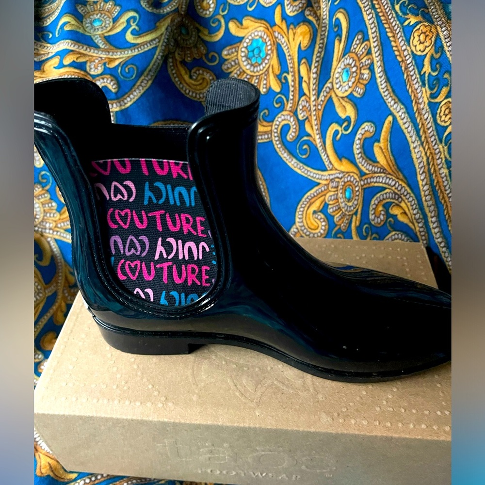 NWT JUICY COUTURE colorful design rain boots no box . soft insole .mom 💕size9